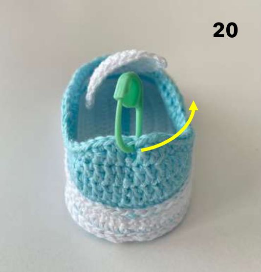 Heel of a crochet sneaker with a marker at the middle and an arrow pointing to the right