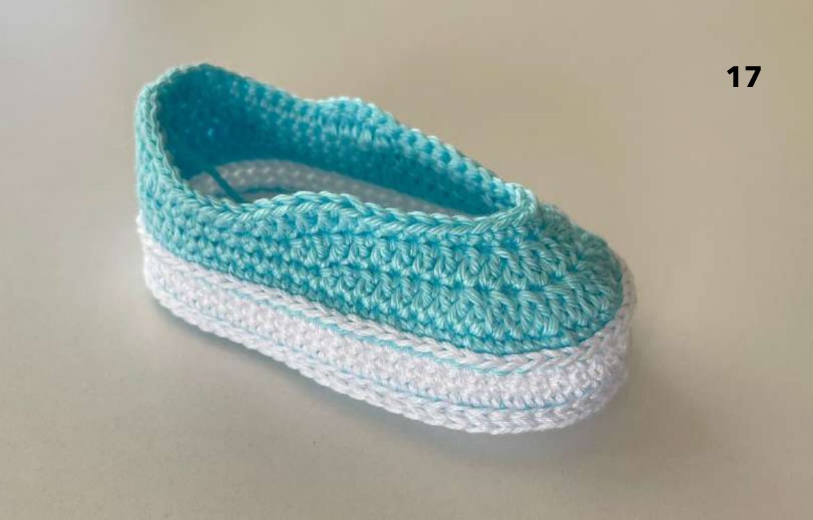 Crochet sneaker with the aqua shoe top finished and an opening at the front