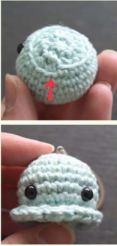 Underside of a crochet jellyfish with an arrow at the free loops, and the finished ruffled skirt below