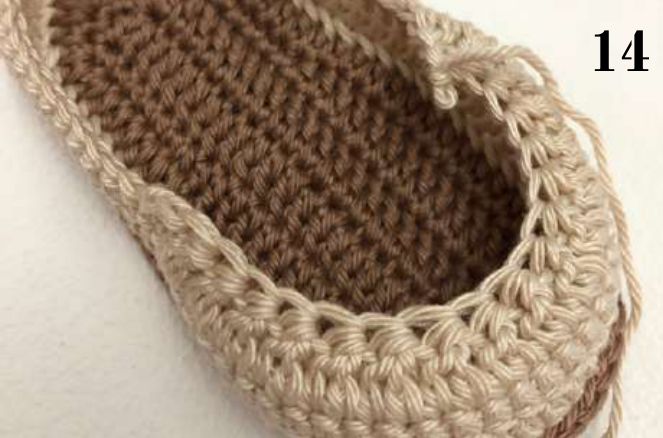 Crochet shoe with the toe closing in after the first decrease row