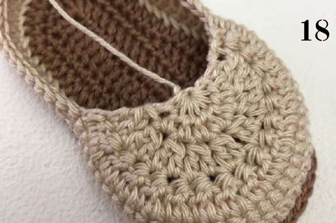 Crochet shoe with the beige toe finished