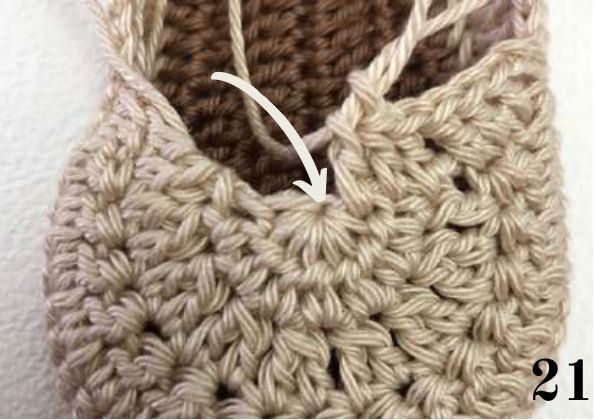 Arrow pointing to the middle stitch of the crochet toe