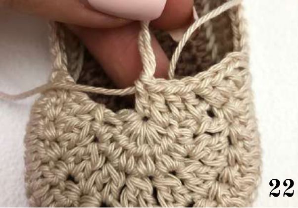 Yarn loop at the middle of the crochet toe