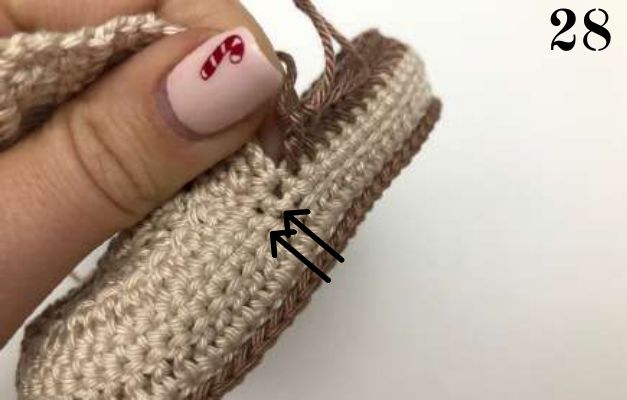 Arrows pointing to the last 2 stitches of row 1 of the upper part